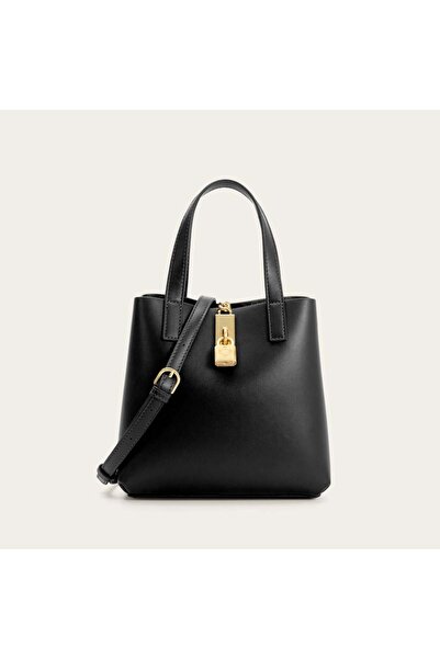 Generic A distinctive medium-sized bag in black