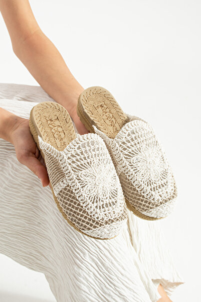 Moda Devrin White Closed-Front Double-Colored Straw Knit Outdoor and Home Sli...