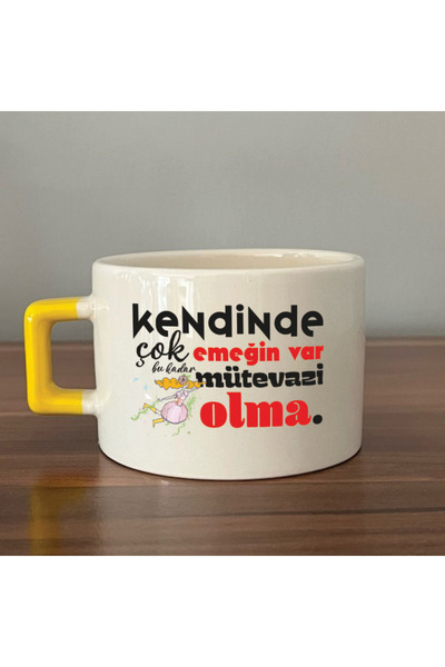 Kırtasiye Ofisi كوب هدية تحفيزي مربع الشكل بمقبض أصفر، يحمل عبارة 'إنه يحتوي ...