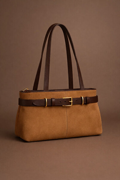 DEMESİ حقيبة كتف فاخرة من الجلد السويدي باللون البني الفاتح مع تفاصيل حزام جلدي للنساء