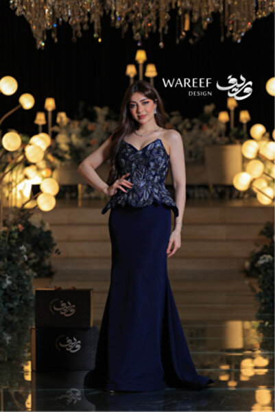 WAREEF FASHION فستان سهرة كحلي فاخر بقصة حورية وتطريز أوراق لامعة وربطات خلفية أنثوية