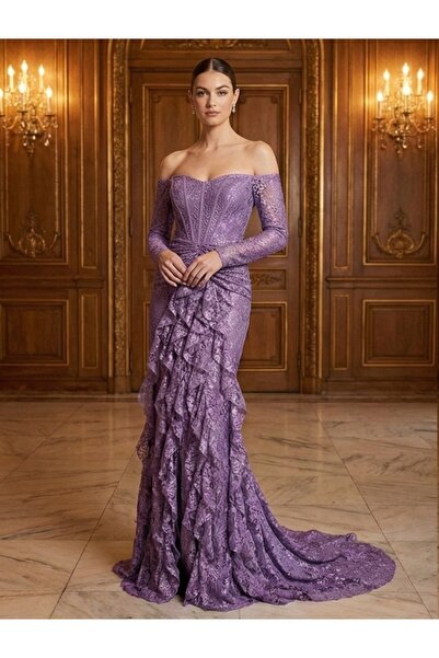 BROOKLYN STYLE A long evening gown in luxurious lace with a corset design and draping in lavender.