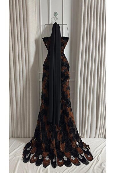 LAMSAT LATIN فستان سهرة بتطريز فخم بالكامل بنقشة متداخلة مستوحاة من الريش