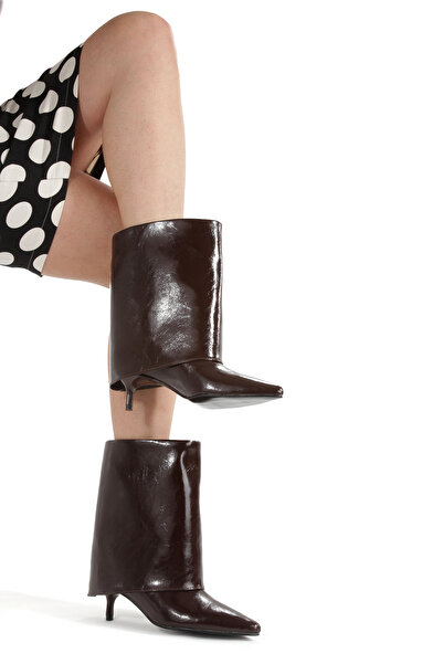 MİNNACE حذاء طويل من الجلد اللامع باللون البني ذو مقدمة مدببة وكعب رفيع 5 سم ...