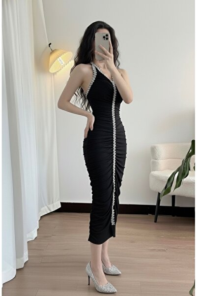 FASHION A black evening dress with a design that reflects your elegance and femininity.