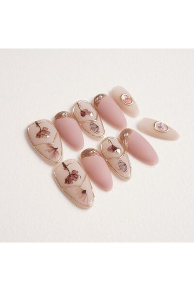 bolivia's Press-On Nails