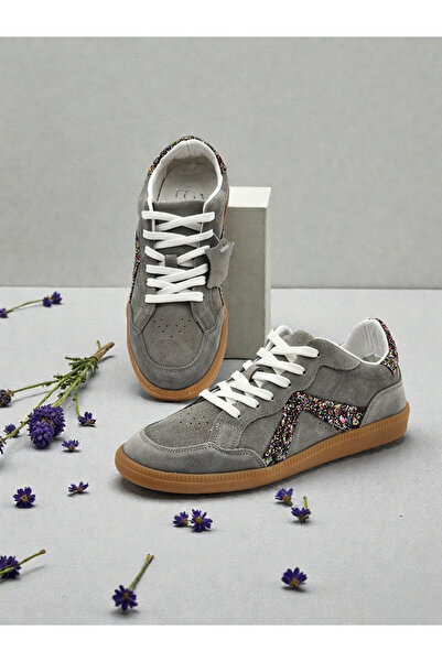 Ega ayakkabı حذاء رياضي نسائي من الجلد السويدي اللامع