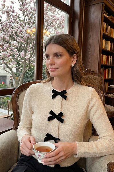 Lela سترة كارديجان فاخرة بقصة عادية وياقة دائرية مع تفاصيل شريطية HIRKA 680HI00105