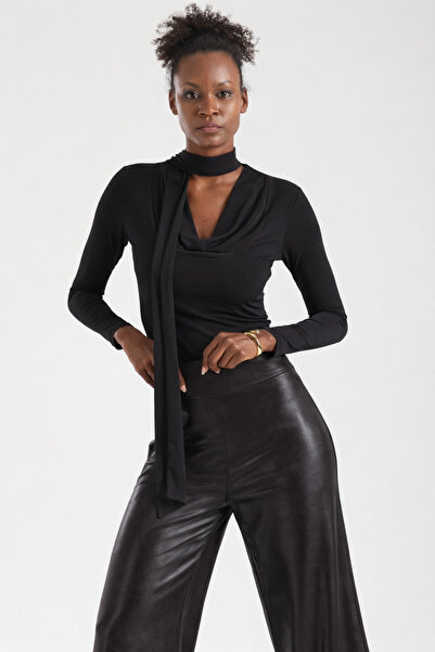 By Yaren Yazıcı Γυναικεία μαύρη μπλούζα με μακρυμάνικο γιακά με μαντήλι, κομψ...