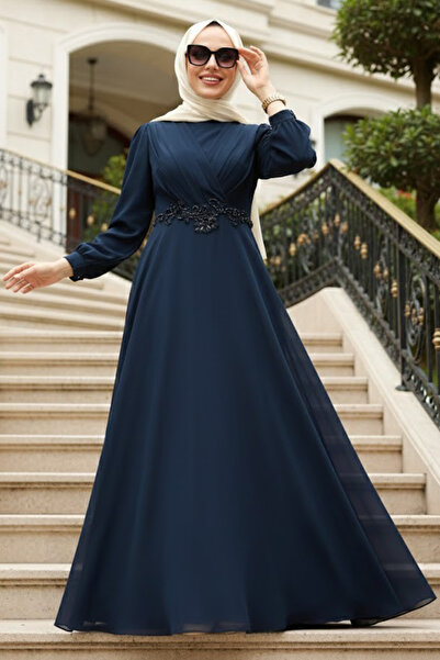 Neva Style فستان سهرة محتشم باللون الأزرق الداكن مع تفاصيل من الدانتيل 3435L