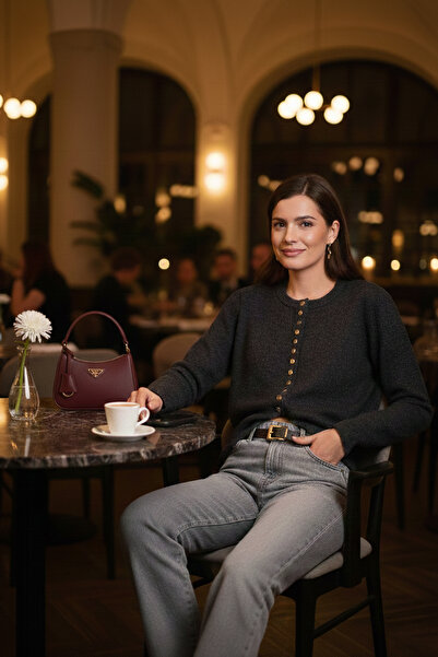 Lela سترة تريكو بقصة مريحة وياقة دائرية من Premium Comfort Fit 680HI00164