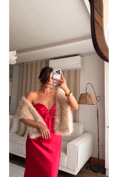 Khloe وشاح من الفرو الصناعي بتفاصيل دقيقة باللون البيج