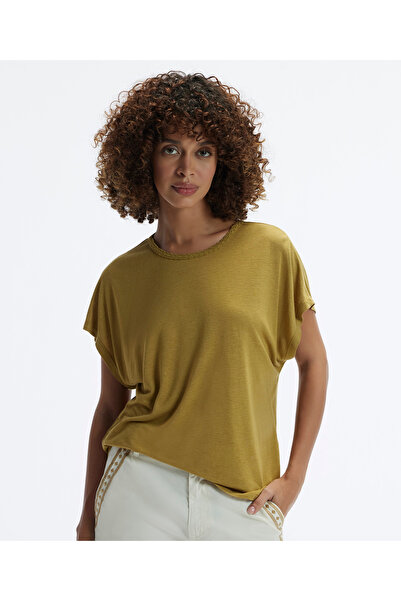 Yargıcı Yaka Detaylı Kısa Kollu T-Shirt