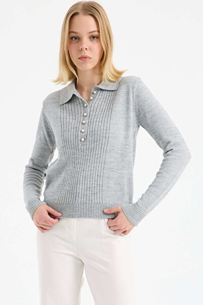 Sementa Pulover tricotat cu guler cu nasturi perlat - gri deschis