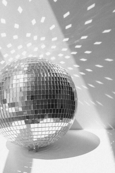 Mado Gallery كرة ديسكو عاكسة - زينة حفلات زجاجية عاكسة، حلقة تعليق، تأثير متلألئ، 25 سم