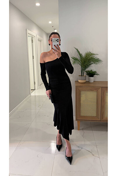 BİRCANÇİL فستان يورا الأسود ذو القطع غير المتماثل المرصع بالأحجار