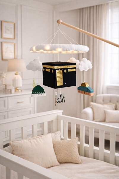 LİFİİ زينة سرير الأطفال مع موسيقى وإضاءة، قابلة للدوران 360 درجة، على شكل الكعبة المشرفة مع كتابة الله، مزودة بسحابة