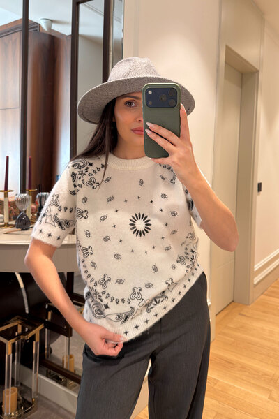 MAGARDE Printed Premium Short Sleeve Knit Sweater- White