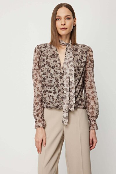 ON Yakası Fularlı Leopar Desenli Bluz