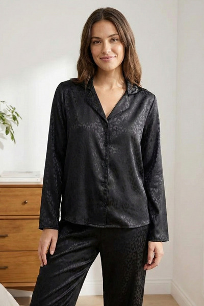 Laperissa طقم بيجامة من الساتان بنقشة الفهد من ميدنايت تاتش