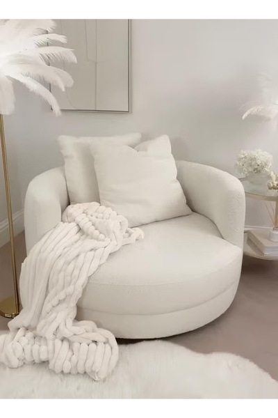 Levona A stylish bouclé chair that combines comfort and luxury