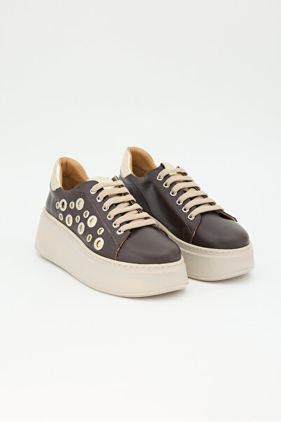 Jande حذاء رياضي من الجلد الطبيعي باللون البني والكريمي مع حلقة معدنية وتفاصي...