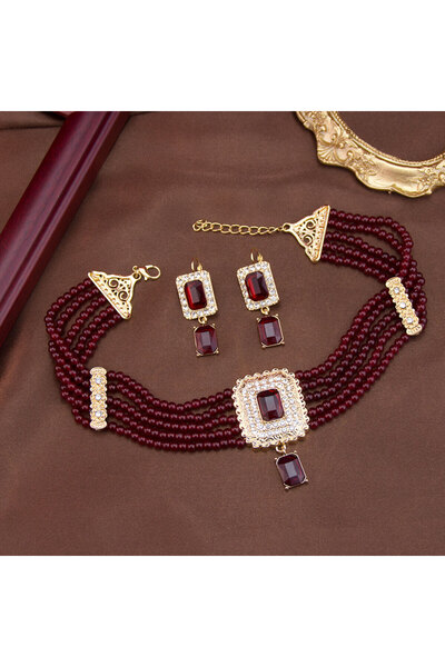 Choice طقم مجوهرات مغربي أحمر NVS777TZ098، يتضمن خرز يدوي، وقلادة تشوكر، وأقراط متدلية، وقلادة مربعة من الكريستال.
