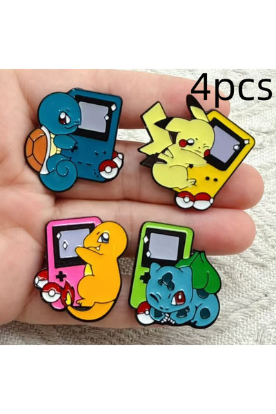 Miniso مجموعة بروشات إبداعية مطلية بالفضة مكونة من 4 قطع بتصميمات كرتونية كلاسيكية مستوحاة من الأنمي، تتضمن دبوسًا مطليًا بالمينا على شكل جهاز ألعاب فيديو، بالإضافة إلى محفظة.