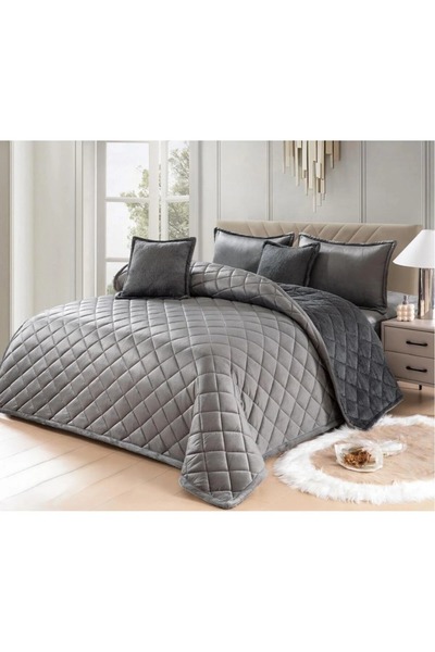 Moon A practical double bed sheet made of soft velvet and fur to provide warmth and comfort. Size: 230*250 cm.