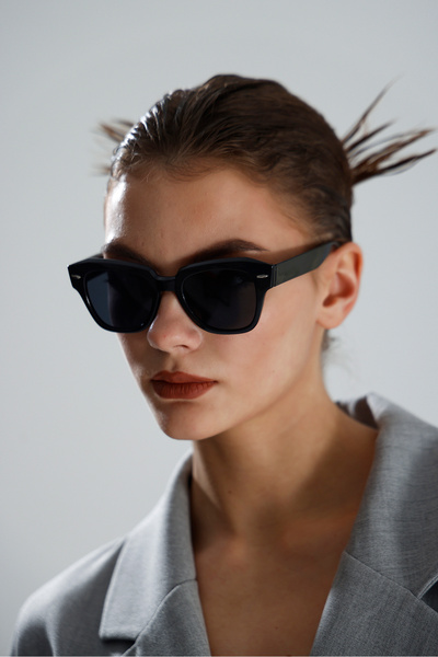 miii Classic Unisex Smoked Glass Black Shiny Framed Uv Protection Sunglasses