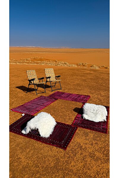 Segadty A set of 4 Sadu mats from Sajjati, durable, for camping and travel, with two beige chairs in a red color, 80 x 150 cm.