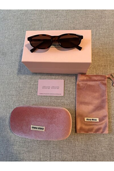 Generic Women's sunglasses, tiger print frame and brown lenses. Comes with a pink velvet case, fabric pouch, and card.