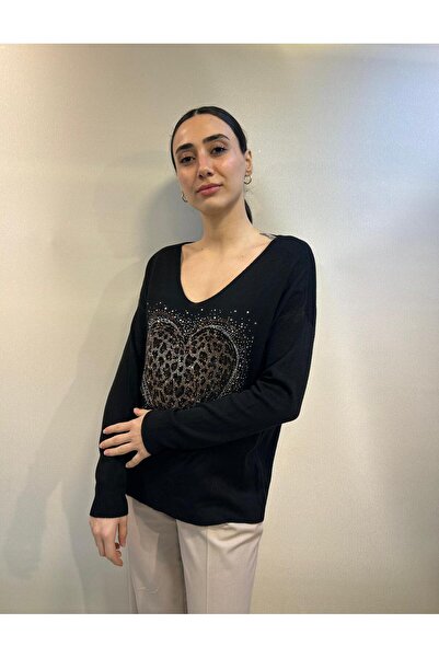 Park Moda سترة تريكو فضفاضة بتفاصيل حجرية على شكل قلب وياقة على شكل حرف V – م...