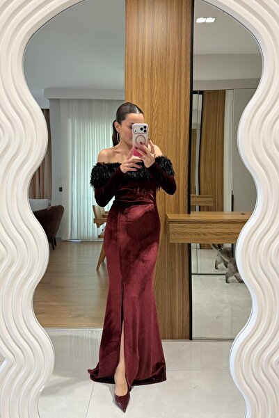 Gizem Ecemiş Kiel Bordo Kayık Tüylü Yaka Yırtmaçlı Kadife Elbise