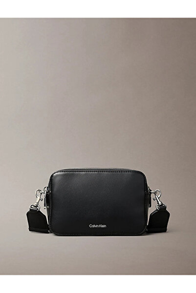 Calvin Klein Жіночий бренд з логотипом, регульовані плечові ремінці, стильний вигляд, підходить для щоденного використання.