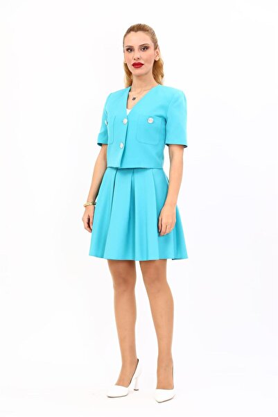 ÖNDER ÖZSOY سترة قصيرة بياقة على شكل حرف V وتنورة قصيرة واسعة - لون فيروزي