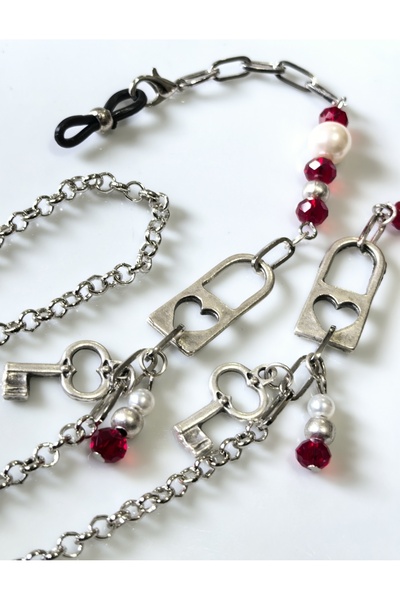 THİNBLACK Eyeglass Chain – Red Crystal & Pearl Beaded – with Heart Lock and Key Figure –