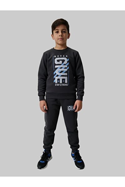 SOROR A perfect winter tracksuit for boys to make every day comfortable and stylish for your child.