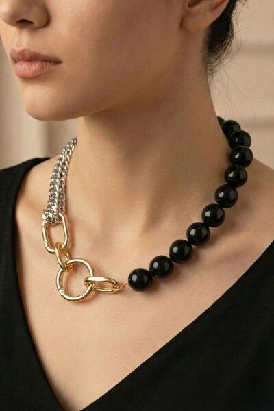 Pemila Design قلادة بتصميم سلسلة مطلية بالذهب مع تفاصيل اللؤلؤ - أنيقة وعصرية