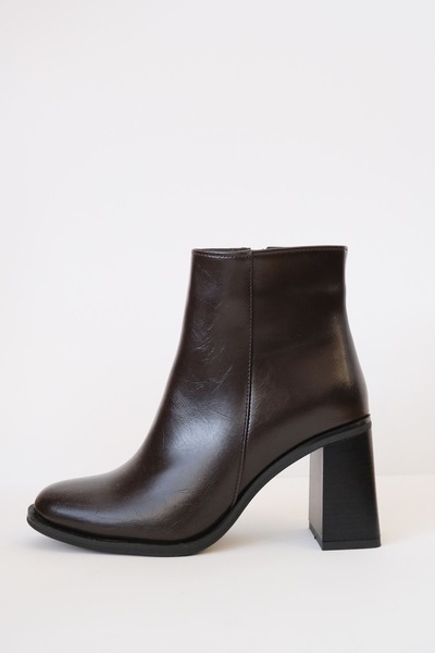 Munshoes حذاء نسائي مسطح باللون البني المر من نانسي