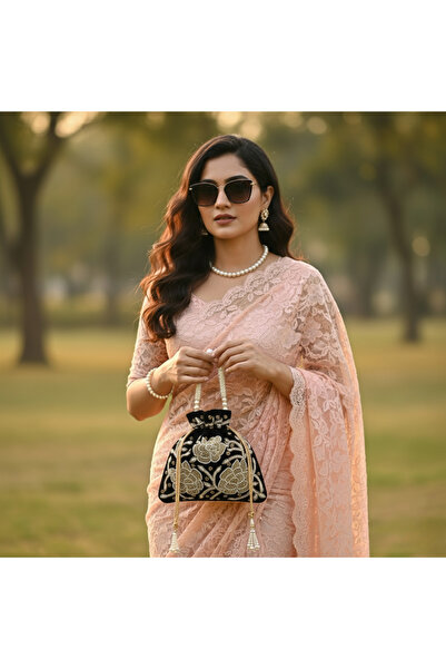 KIYAY حقيبة بوتلي سوداء مطرزة بمقبض من اللؤلؤ ورباط مزين بالخرز