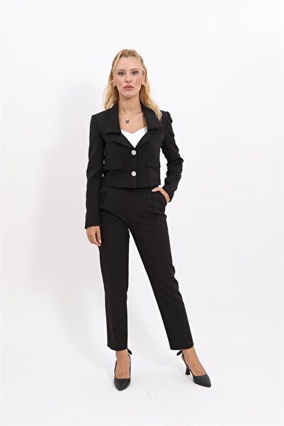 ÖNDER ÖZSOY سترة رياضية صغيرة بياقة وبنطلون ضيق مطوي مع جيوب للنساء - أسود