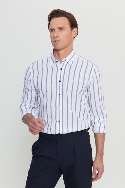 ALTINYILDIZ CLASSICS قميص رجالي من الكتان باللون الأبيض والأزرق الداكن قصة ضيقة ذو قصة ضيقة وياقة مخططة بأزرار مخفية