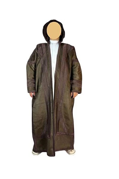 Generic Men's velvet fur cloak with a hood. The material is velvet, suitable for winter weather and providing warmth.
