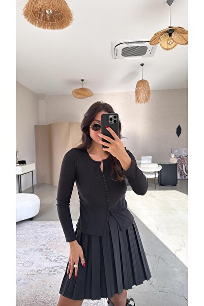 Buket Teke بلوزة ريبانا بأكمام طويلة وأزرار سوداء