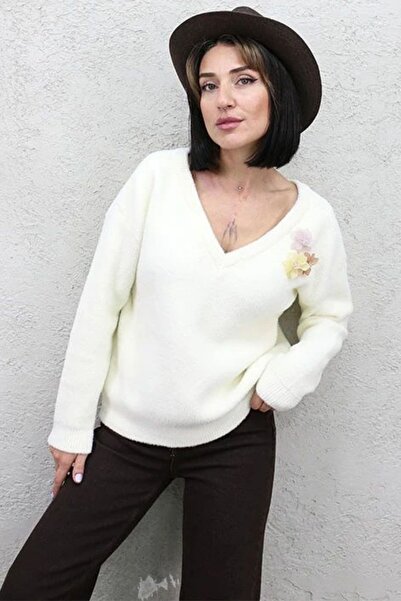 Aura 7 Collection Women's Clothing Wool Ecru Sweater with Flower Brooch