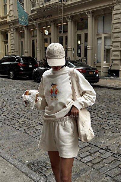 The Champ Clothing سويت شيرت نسائي قصة فضفاضة Campus Bear مطبوع أبيض – ياقة د...