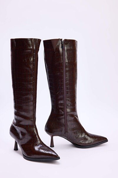 TRENDYOL SHOES Braune Krokodil-Stiefel mit spitzer Zehenpartie für Damen, 6,5 cm, mit dünnem Absatz, TAKAW26CZ00010