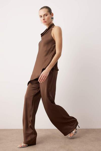 Trendyol Collection Braunes, asymmetrisch geschnittenes Satin-Blusenhosen-Par...