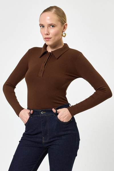 Rays Bluză maro cu mânecă lungă, cu guler polo, cu nasturi 8222A
